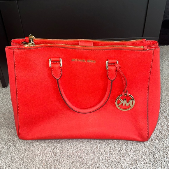 Beautiful well maintained Michael Kors handbag with strap - Picture 1 of 12